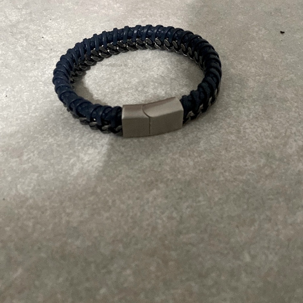 Selling this bracelet for 40$ best I can do is about 30 to 35.and can’t ship it